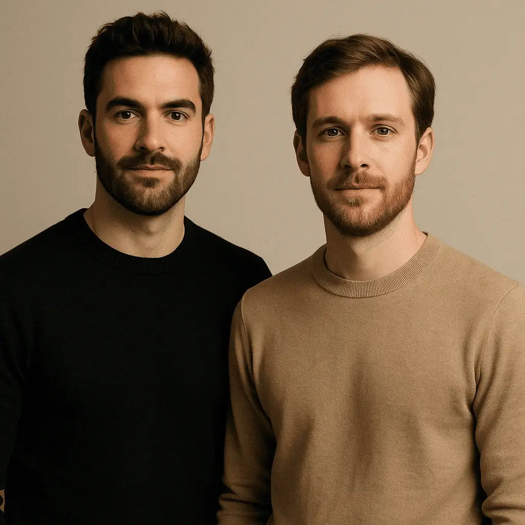 Mateo et Luca, fondateurs de la marque premium VELANZZA, passionnés de design et matières nobles;